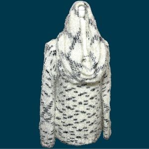 (NWOT) 2-piece Soft Fuzzy Sweater & Cowl Scarf Set - Size Medium- White & Black‎